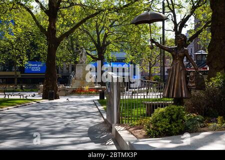 Leicester Square vide de circulation et de personnes. La région est déserte en raison des règlements de confinement mis en place pendant l'épidémie de coronavirus au Royaume-Uni. Banque D'Images