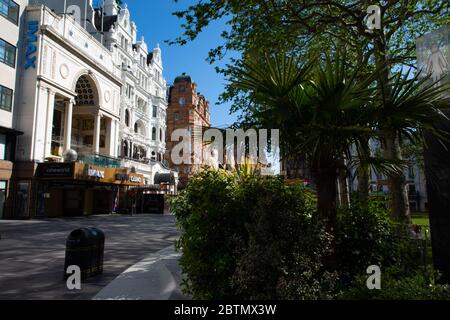 Leicester Square vide de circulation et de personnes. La région est déserte en raison des règlements de confinement mis en place pendant l'épidémie de coronavirus au Royaume-Uni. Banque D'Images