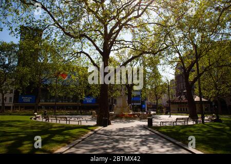 Leicester Square vide de circulation et de personnes. La région est déserte en raison des règlements de confinement mis en place pendant l'épidémie de coronavirus au Royaume-Uni. Banque D'Images