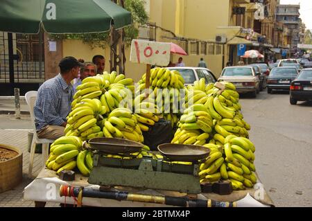 Beyrouth, Liban - 12 septembre 2019 : vendeur de rue vendant des bananes dans le centre de Beyrouth. Banque D'Images