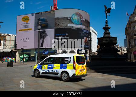 La police de Piccadilly Circus applique les réglementations de verrouillage mises en place pendant l'épidémie de coronavirus au Royaume-Uni. Les règlements ont quitté le centre de L. Banque D'Images