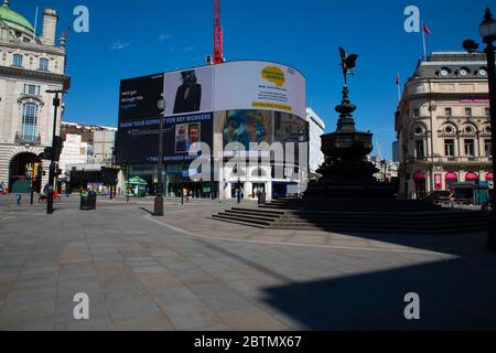 Piccadilly Circus, vide de circulation et de personnes. La région est déserte en raison des règlements de confinement mis en place pendant l'épidémie de coronavirus au Royaume-Uni Banque D'Images