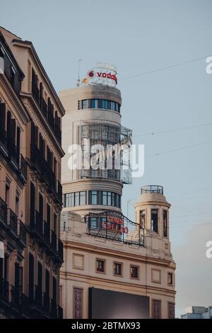 Madrid, Espagne - 26 janvier 2020: Vue du Capitole d'Edificio sur Gran via, l'un des bâtiments les plus connus de Madrid a déclaré un monument culturel Banque D'Images