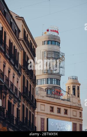 Madrid, Espagne - 26 janvier 2020: Vue du Capitole d'Edificio sur Gran via, l'un des bâtiments les plus connus de Madrid a déclaré un monument culturel Banque D'Images