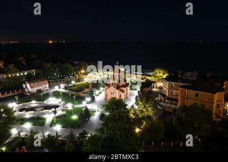 Europe, Ukraine, Odessa. L'église orthodoxe d'Odessa illuminée la nuit. Banque D'Images