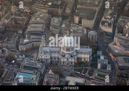 Vue aérienne de la cathédrale St Paul à Londres à Dusk Banque D'Images