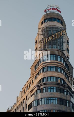 Madrid, Espagne - 26 janvier 2020: Vue à angle bas du Capitole Edificio sur Gran via, l'un des bâtiments les plus connus de Madrid a déclaré un Monument o Banque D'Images