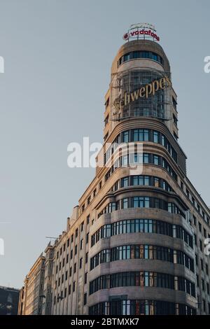 Madrid, Espagne - 26 janvier 2020: Vue à angle bas du Capitole Edificio sur Gran via, l'un des bâtiments les plus connus de Madrid a déclaré un Monument o Banque D'Images