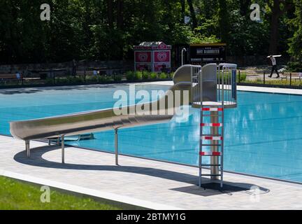 Kleinmachnow, Allemagne. 27 mai 2020. Un ruban barrière rouge et blanc est accroché sur l'échelle de la glissoire d'eau à côté de la piscine non-nageuse dans la piscine extérieure Kiebitzberge. En plus de la piscine sportive avec des voies de 50 mètres, la piscine dispose d'une grande piscine pour les non-nageurs et d'une vaste zone de bronzage. Le début prévu de la saison 01.05.2020 a été reporté pour le moment en raison du règlement visant à contenir la pandémie de Corona. Credit: Soeren Stache/dpa-Zentralbild/ZB/dpa/Alay Live News Banque D'Images