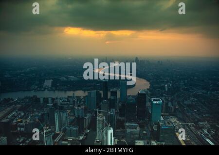 La Tamise et le Skyline de la ville de Londres à Sunset, Royaume-Uni Banque D'Images