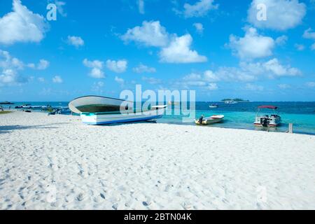 Plage principale à l'île San Andres et Johnny Cay à l'arrière, Colombie, Amérique du Sud Banque D'Images