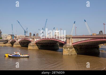 Travaux de construction et de réaménagement du pont Blackfriars sur la Tamise à Londres, en Angleterre Banque D'Images