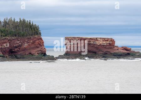 S pile de mer formée en grès rouge par érosion. Situé près de St. Martins, Nouveau-Brunswick, dans la baie de Fundy. Banque D'Images