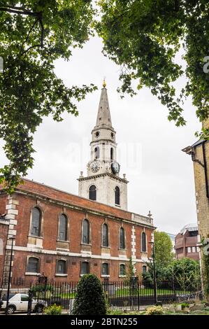 St. George l'église Martyr à Borough qui se trouve sur une intersection très fréquentée dans le quartier de Southwark à Londres, Angleterre Banque D'Images