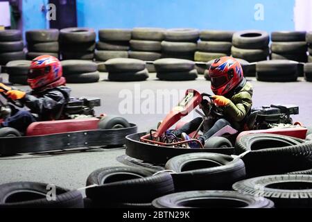 Karting karting enfants ou du sport automobile course sur route Banque D'Images