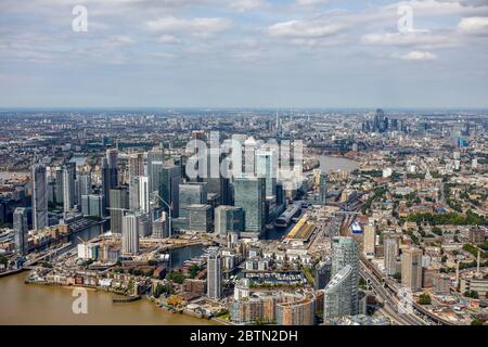 Vue aérienne de Canary Wharf avec la ville de Londres en arrière-plan Banque D'Images