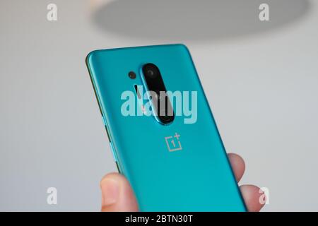 2020 MAI, RIGA - le nouveau smartphone Android ONEPLUS 8 Pro est affiché à des fins éditoriales Banque D'Images