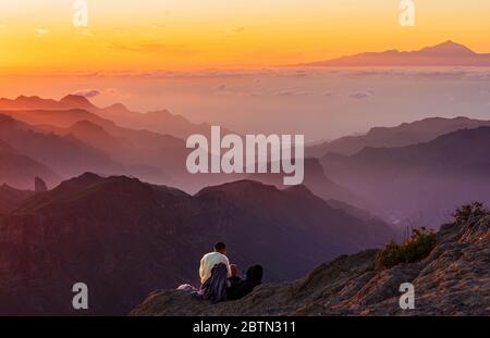 En attendant le coucher du soleil dans les montagnes lunaires paysage de Roque Nublo avec le mont Teide et l'île de Tenerife en arrière-plan Banque D'Images