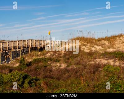 Anastasia State Park à St. Augustine, Floride à l'heure d'or, avec une promenade en bois et une dune de sable avec un joli ciel bleu. Paysages naturels près de t Banque D'Images