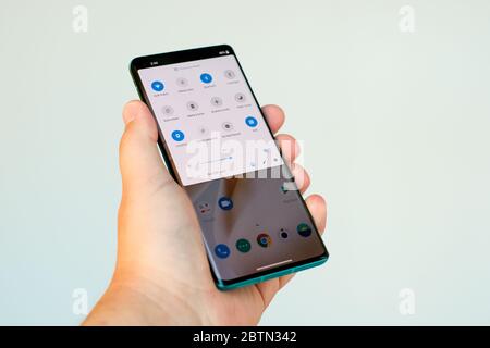 2020 MAI, RIGA - le nouveau smartphone Android ONEPLUS 8 Pro est affiché à des fins éditoriales Banque D'Images