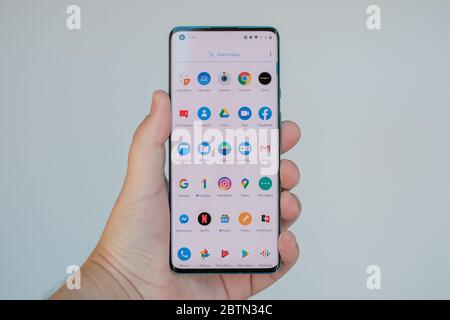 2020 MAI, RIGA - le nouveau smartphone Android ONEPLUS 8 Pro est affiché à des fins éditoriales Banque D'Images