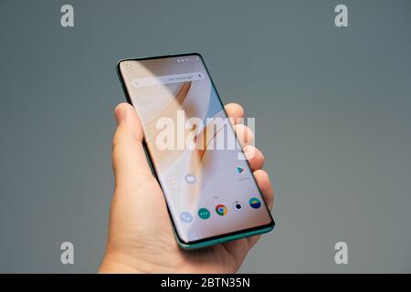 2020 MAI, RIGA - le nouveau smartphone Android ONEPLUS 8 Pro est affiché à des fins éditoriales Banque D'Images