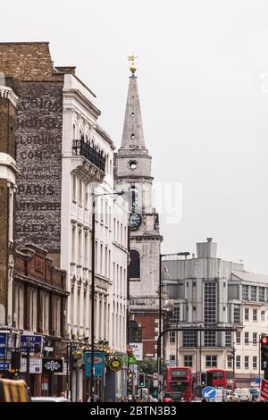 L'architecture variable de Borough High Street avec l'église Saint-George le Martyr à Borough, Southwark, Londres, Angleterre Banque D'Images