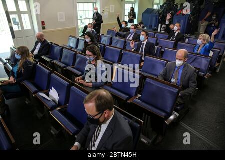 Les journalistes se lève la main pour poser une question alors que le secrétaire de presse de la Maison-Blanche Kayleigh McEnany parle lors d'un briefing de presse dans la salle de presse James Brady de la Maison-Blanche le 26 mai 2020 à Washington. (Photo d'Oliver Contreras/SIPA USA) Banque D'Images