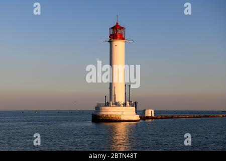 Europe, Ukraine, Odessa. Le phare d'Odessa au coucher du soleil avec la lune en arrière-plan. Banque D'Images