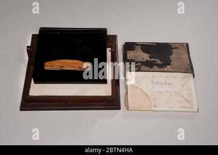 Modèle breveté pour l'impression autographique. Ce modèle de brevet démontre une invention pour la conversion d'une feuille de papier en une plaque d'impression par écriture à l'aide d'une encre spéciale. L'invention a été accordée sous le numéro de brevet 200759. Josiah Pumphrey était de Birmingham, Angleterre. Actuellement pas en vue Banque D'Images