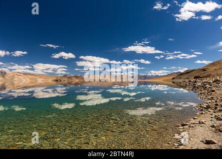 Un lac d'eau salée de haute altitude Moriri à Ladakh, Inde. Le lac est situé près de l'ancienne route commerciale entre l'Inde et le Tibet. Banque D'Images