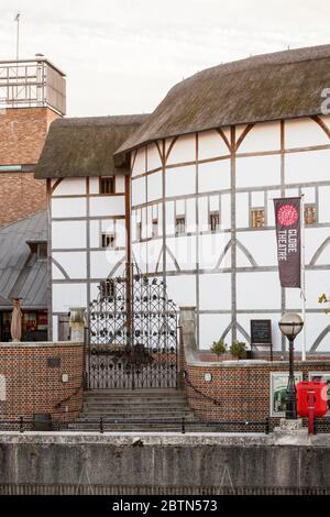 Porte d'entrée en fer ornée du Shakespeare's Globe Theatre sur la rive sud à Londres, en Angleterre Banque D'Images