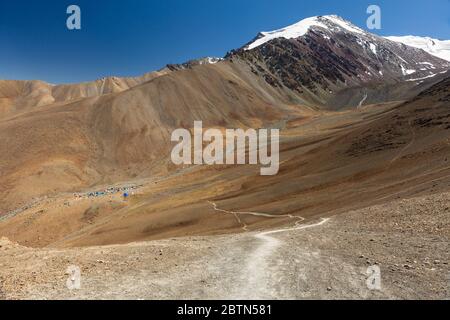 Les tentes du camp de base de Stok Kangri semblent si petites du point de vue en route vers le sommet de Stok Kangri Banque D'Images