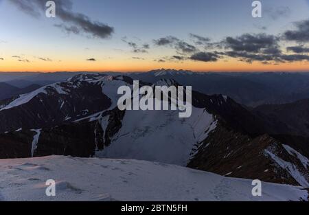 Au sommet de la montagne Stok Kangri, à 6153 m et la vue sur la chaîne de montagnes Stok Banque D'Images