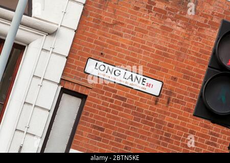 Panneau de nom de rue, attaché à un mur de briques rouges, pour long Lane dans le quartier de Southwark, dans le quartier SE1 de Londres Banque D'Images