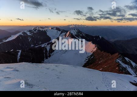 Au sommet de la montagne Stok Kangri, à 6153 m et la vue sur la chaîne de montagnes Stok Banque D'Images