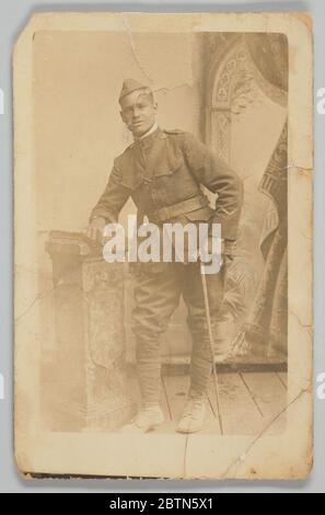 Carte postale photographique du Cpl Lawrence Leslie McVey en uniforme. En raison de la tension raciale au sein de l'armée américaine, le 369e Régiment d'infanterie a été affecté à l'armée française pendant la durée de l'engagement américain dans la première Guerre mondiale Banque D'Images