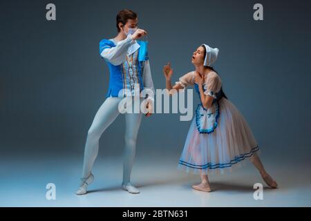 Cendrillon moderne n'essaie pas la pantoufles, mais masque facial protecteur. Jeunes danseurs de ballet gracieux pendant le spectacle en studio. Art, mouvement, action, flexibilité, inspiration concept. Banque D'Images