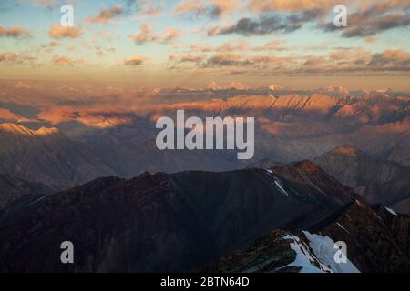 Au sommet de la montagne Stok Kangri, à 6153 m et la vue sur la chaîne de montagnes Karakoram Banque D'Images