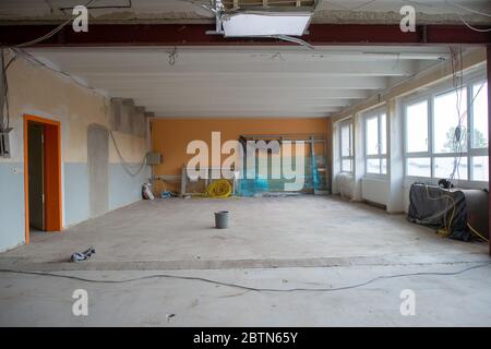 27 mai 2020, Saxe-Anhalt, Stendal: Une salle de classe de l'école secondaire "Vladimir Komarov" en cours de reconstruction. Le ministre de l'éducation de l'État de Saxe-Anhalt a remis des avis de financement fédéral pour les salles de classe numériques à plusieurs directeurs d'école. Près de huit mois après le début du programme de financement des salles de classe numériques, les premières écoles peuvent maintenant acheter de la technologie. La plupart des écoles l'utilisent pour étendre leurs lignes Internet et leurs réseaux WLAN et installent des appareils tels que des tablettes, des beamers et des cartes interactives. Photo: Klaus-Dietmar Gabbert/dpa-Zentralbild/Z. Banque D'Images