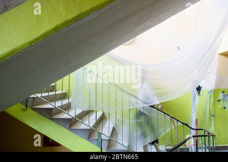 27 mai 2020, Saxe-Anhalt, Stendal: Des feuilles de protection de la poussière sont suspendues dans un escalier secondaire école 'Vladimir Komarov' dans laquelle est en cours de construction. Le ministre de l'éducation du pays a remis à l'école à midi des avis de financement fédéral pour les salles de classe numériques à plusieurs directeurs d'école. Près de huit mois après le début du programme de financement des salles de classe numériques, les premières écoles peuvent maintenant acheter de la technologie. La plupart des écoles l'utilisent pour étendre leurs lignes Internet et leurs réseaux WLAN et installent des appareils tels que des tablettes, des beamers et des cartes interactives. Photo: Klaus-Dietmar Gabbe Banque D'Images