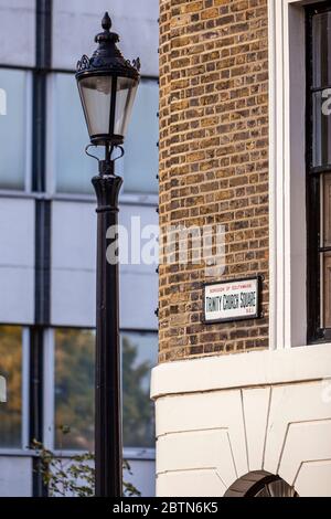 Lampadaire du patrimoine à côté d'une propriété d'époque géorgienne sur Trinity Church Square dans la région de Borough dans le quartier de Londres de Southwark Banque D'Images