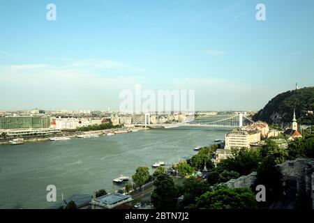 Vue aérienne de Budapest depuis la colline de Buda, avec le Danube et le pont Erzsebet. Budapest est la capitale de la Hongrie et l'une des principales villes de tou Banque D'Images