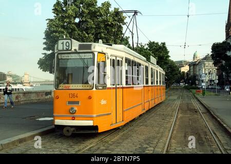 BUDAPEST, HONGRIE - 13 JUIN 2008 : tramway de Budapest, ou appelé Villamos, Ganz CSMG, à un arrêt dans le quartier de Buda. Géré par BKK BKV, il est le principal public Banque D'Images