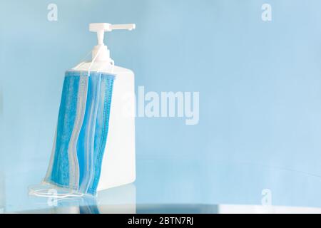 Masques médicaux, masque chirurgical de protection jetable sur le gel d'alcool de bouteille pour désinfecter les mains. Coronavirus covid 19 prévention du virus, main Banque D'Images