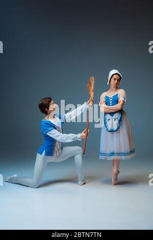 De jeunes danseurs de ballet gracieux comme des personnages de fairella sur fond de studio. Art, mouvement, action, flexibilité, inspiration concept. Danse de danse caucasienne flexible dansant, dansant. Banque D'Images