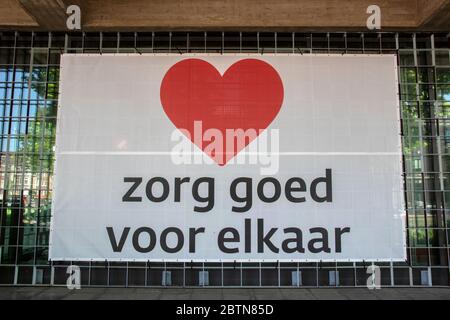 Panneau d'affichage DNB Bank Zorg Goed voor Elkaar lors de l'épidémie de virus Corona à Amsterdam, pays-Bas, le 19 mai 2020 Banque D'Images