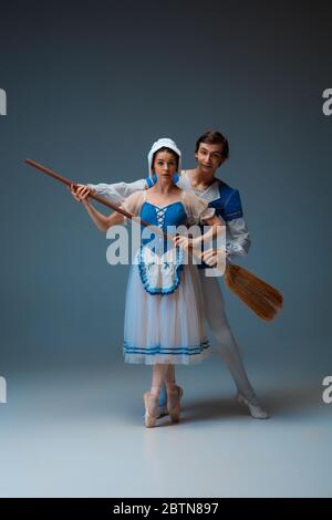 De jeunes danseurs de ballet gracieux comme des personnages de fairella sur fond de studio. Art, mouvement, action, flexibilité, inspiration concept. Danse de danse caucasienne flexible dansant, dansant. Banque D'Images