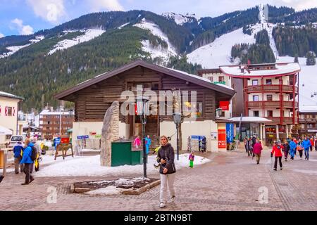 Saalbach, Autriche - 1er mars 2020 : village de ville avec vue sur la rue, au centre-ville de la station de ski autrichienne et des pistes de ski Banque D'Images