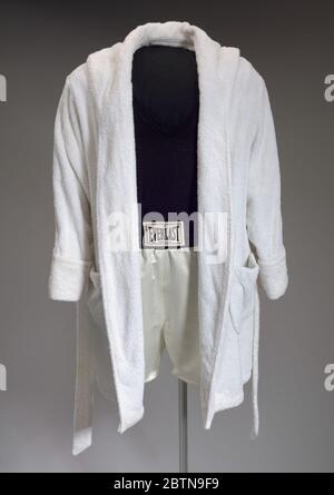 Robe et boxers portés par Denzel Washington comme Rubin carter dans l'ouragan. Une robe (.1ab) et une paire de boxers (.2) portés par l'acteur Denzel Washington comme "Rubin "Hurricane" carter" dans le biopic de 1999, "The Hurricane." la robe (.1a) est une robe à manches longues, longueur genou, en tissu éponge blanc à capuche avec ceinture (.1b). Banque D'Images